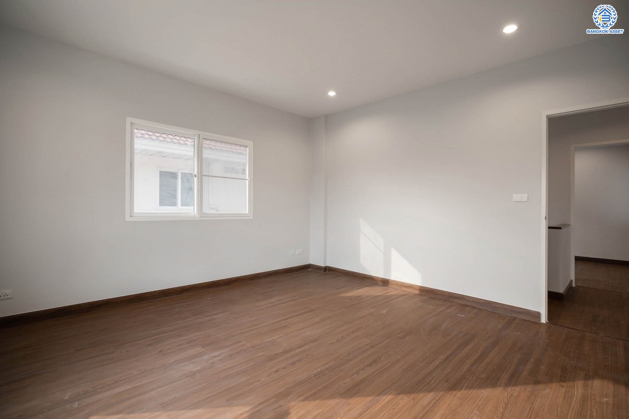 บ้านมือสองตกแต่งใหม่ โครงการ ศุภาลัยการ์เด้นวิลล์ แจ้งวัฒนะ-หลักสี่ เนื้อที่กว่า 63.7 ตร.ว. ฟังก์ชันครบ 3 ห้องนอน 3 ห้องน้ำ 2 ที่จอดรถ บ้านสวย พร้อมเข้าอยู่ ตอบโจทย์ทุกครอบครัว บนทำเลเดินทางสะดวก เข้าสู่ใจกลางเมืองได้อย่างสะดวกสบาย ใกล้ทางด่วนศรีสมานและรถไฟฟ้าสายสีแดง "สถานีดอนเมือง"